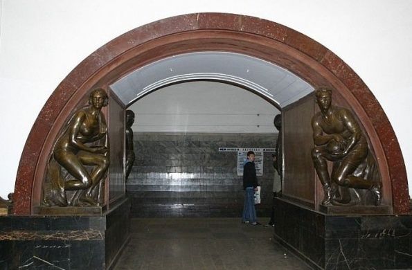 Памятники в вестибюле ст. м. Площадь Революции
